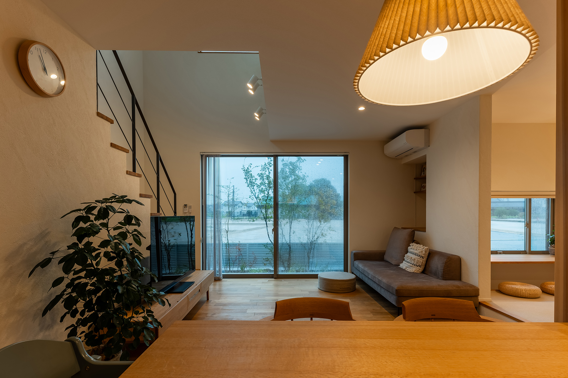 平屋と二階建てのいいとこ取り「半平屋」の家