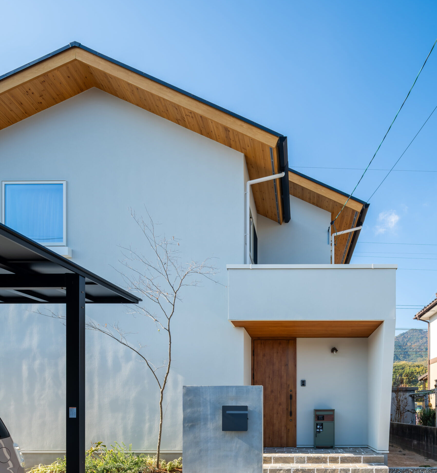 凛とした白に、木の温もりが灯る。自然素材のシンプルモダンな家