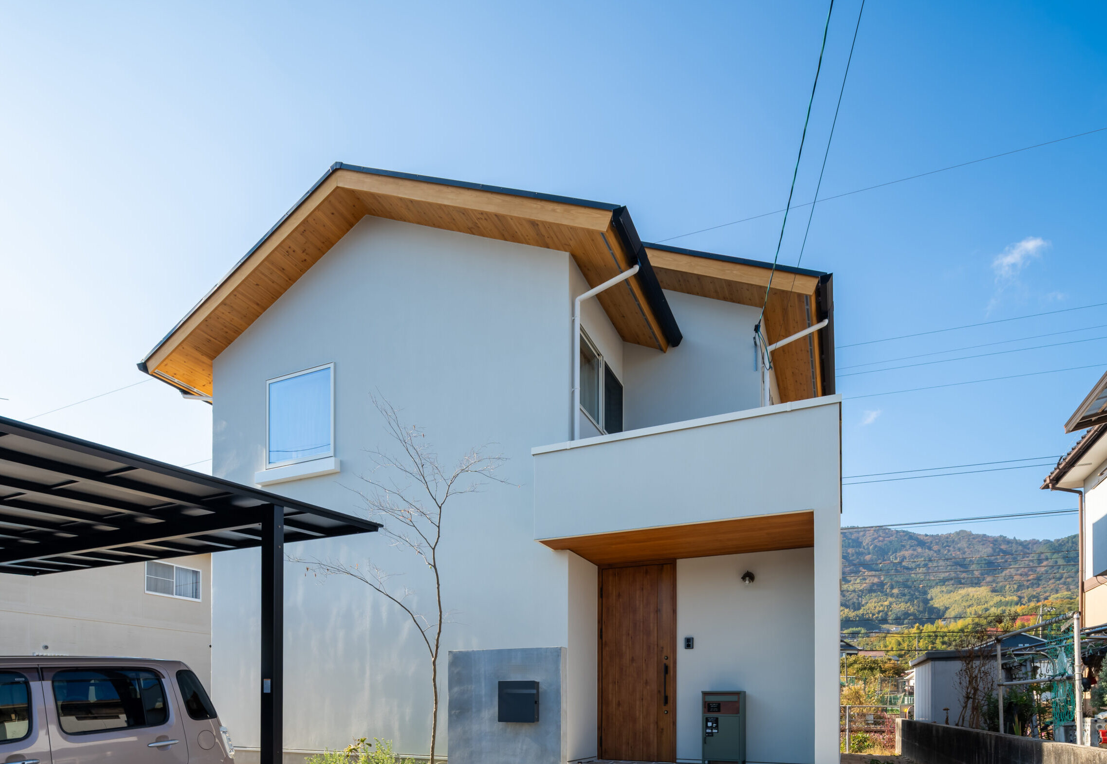 凛とした白に、木の温もりが灯る。自然素材のシンプルモダンな家